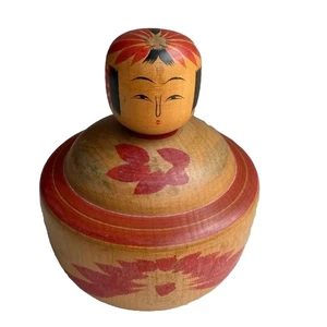 Contenitore con coperchio bambola giapponese Kokeshi vintage 95 mm, legno dipinto a mano, Eji-ko - Foto 1 di 6