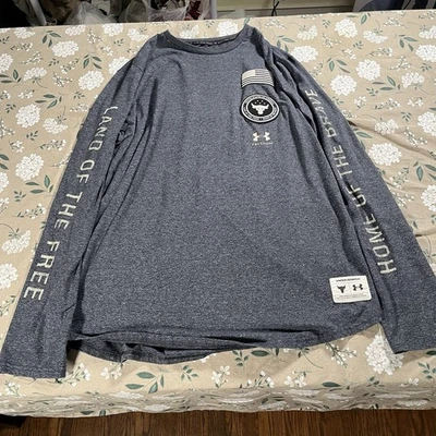 Under Armour Project Rock Masculino Extra Grande Manga Longa Freedom Cinza Ajuste Solto - Imagem 1 de 4