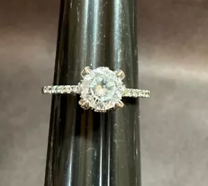 Circonita cúbica de corte redondo transparente tono plateado con detalles de banda pavé estilo anillo tamaño - Imagen 1 de 7
