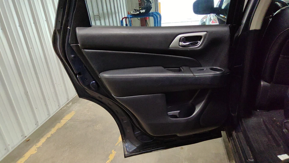 Panel interior de la puerta trasera del conductor Nissan Pathfinder LH 2014-2019 negro-G Foto 1 de 1