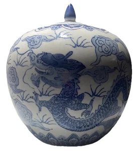 Antigua olla china de porcelana azul y blanca con tapa y dragones - Imagen 1 de 12