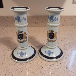 Coppia di portacandele porcellana esportazione cinese stemma famiglia Lambilly ~ alti 9,5" - Foto 1 di 8