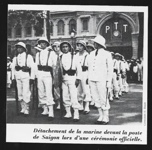 1979 -- INDOCHINE . DETACHEMENT DE LA MARINE DEVANT LA POSTE A SAIGON . 3U771 - Foto 1 di 1