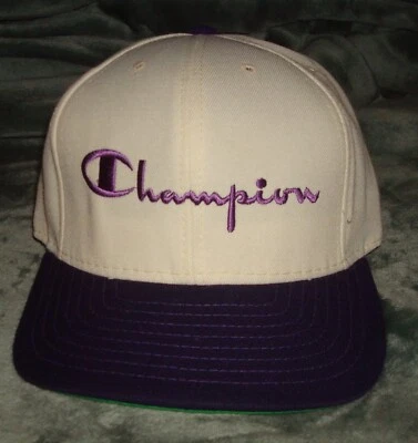 Boné vintage anos 90 CHAMPION SCRIPT SPELLOUT SNAPBACK BRANCO ROXO COSTURADO LOGOTIPO EUA - Imagem 1 de 4