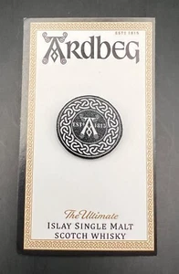 Ardbeg Islay Single Malt Scotch Whiskey Black Anstecknadel Pinback, auf Karte - Neu - Bild 1 von 6