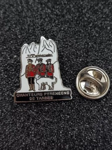 Pin's Pins Pin Enamel 40 France Ville CHANTEURS PYRÉNÉENS "Tarbes"  - Picture 1 of 5