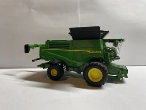 John Deere X9 1100 Combine With Folding Corn Head And Draper Prestige Collection - Picture 1 of 8