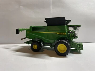 John Deere X9 1100 Combine With Folding Corn Head And Draper Prestige Collection - Image 1 of 4