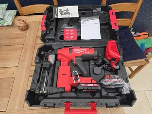 Milwaukee M18 Fencing Stapler Kit - M18FFUS-302C - Fencing Gun - 4933479833 - Picture 1 of 11