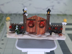 Puerta de entrada al pueblo de Navidad con farolas y coronas accesorio de escena navideña - Imagen 1 de 16