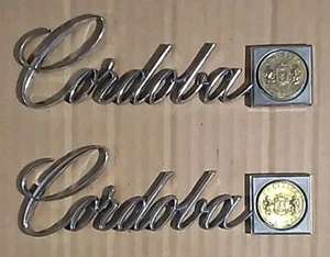 Emblemas guardabarros delantero original Chrysler Cordoba 1980-83 4175896, necesita respaldo nuevo - Imagen 1 de 9