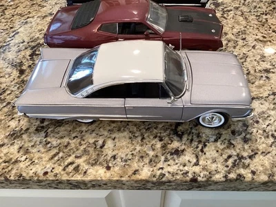 American Muscle Memories 1:18 1960 Ford Starliner prata metálica - #1950SS - Imagem 1 de 4