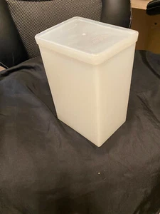 VINTAGE TUPPERWARE HALF GALLON ICE CREAM STORAGE CONTAINER WITH SEAL #484 - Picture 1 of 3