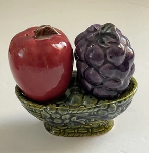 SALT & PEPPER shaker set Vintage ENESCO grapes & apple in basket - Picture 1 of 5