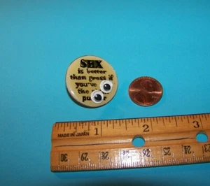 Pin vintage de 1980 ""El sexo es mejor que..."" humor adulto - Imagen 1 de 2