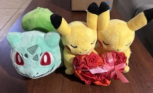 Pokémon Plüsch-Set: Paar Celebrations Sweetheart Pikachu (7") + Bulbasaur (7") - Bild 1 von 6