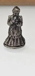 Mujer de peltre sosteniendo algo 93IRS 1" - Imagen 1 de 5