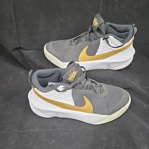 Nike Team Hustle D 10 Kids Size 4.5Y (GS) Black Gold Basketball Shoes Sneaker - Picture 1 of 6