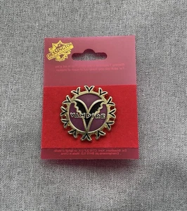 Distintivo spilla smaltata vampiro Chessington World of Adventures nuovo - Foto 1 di 2