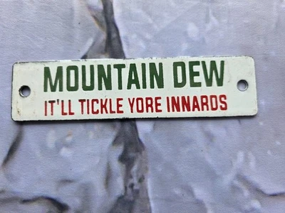 LETRERO VINTAGE DE BEBIDAS REFRESCANTES DE PORCELANA CON ETIQUETA DE CAJA DE ROCÍO DE MONTAÑA 6"X1,5" Foto 1 de 4