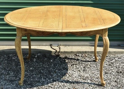 Mesa de comedor de extensión de roble blanco Luis XV provincial francés Baker Furniture Foto 1 de 4