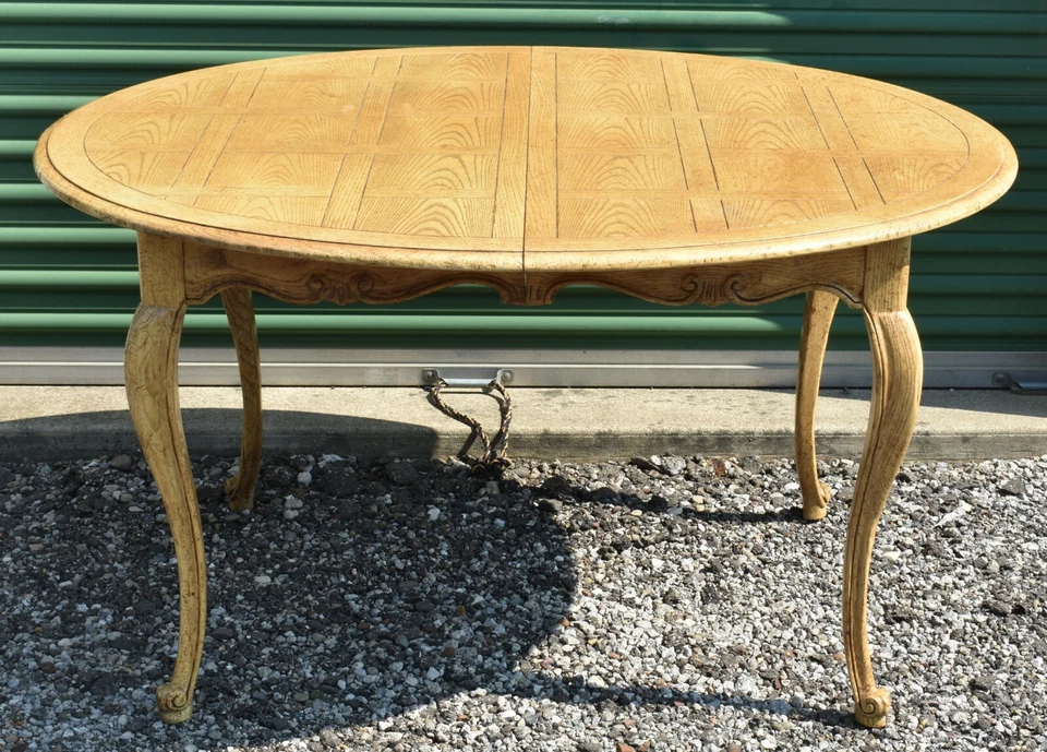 Обеденный стол Baker Furniture French Provincial Louis XV из белого дуба - Изображение 1 из 4