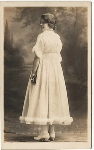 Cartolina fotografica reale donne in studio sorridenti guardando e sopra le spalle c1910 RPPC - Foto 1 di 3