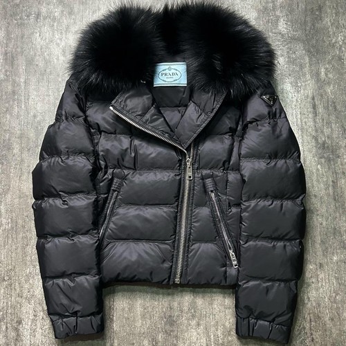 Piumino PRADA 29X510 logo placca puffer stile moto biker nero