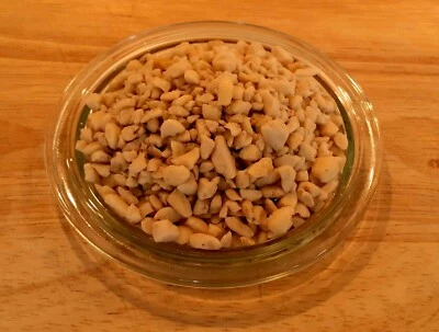 Erdnüsse gehackt 10 kg Erdnusskerne Erdnussbruch Vogelfutter Winterfutter Vögel - Bild 1 von 2