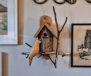 Casa de pájaros tallada hecha a mano con pájaro carpintero en ramas casa de campo rústica primitiva - Imagen 1 de 7