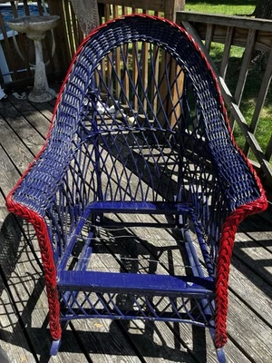 Mecedora antigua de mimbre pintada a mano azul marino y carmesí Foto 1 de 4
