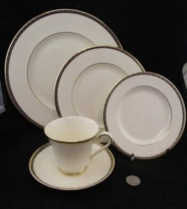 MINTON  ST JAMES   5 PIECE PLACE SETTING DINNER SALAD BNB PLATE TEA CUP  SAUCER - Picture 1 of 2