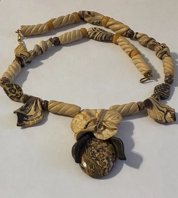 Collar único de madera/arcilla tallada con colgante grande de flores de piedras preciosas - Boho artesanal Foto 1 de 4