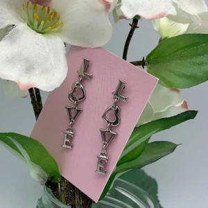 New Vintage 1989 “Love" pierced earrings Avon silver-tone - Picture 1 of 6