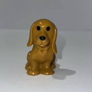 Miniatur KUNSTSTOFFSPIELZEUG HUND braun sitzend Puppenhaus Zubehör HUND schwarze Nase Augen - Bild 1 von 5