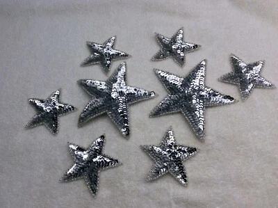 Un grupo de apliques con motivo de lentejuelas y cuentas de estrellas PLATEADAS (total de 8 estrellas) Foto 1 de 3