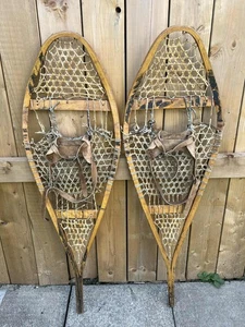 ANTIGUAS Raquetas de Nieve 43" Largo x 14" Tiene Fijaciones de Cuero DECORACIÓN ZAPATOS DE NIEVE - Imagen 1 de 3