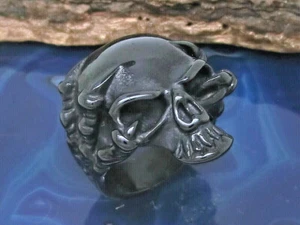 Teschio Anello Acciaio Inox Nero Massiccio Biker Gotico Metallo Uomo Donna - Foto 1 di 5