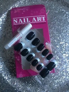 KIT FAUX ONGLES NAIL ART 12 CAPSULES PRET A POSER + COLLE FRENCH NOIR ET BLANC - Picture 1 of 1