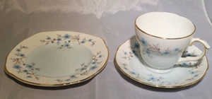 Herzogin Bone China - weiß mit blau floral, Tasse, Untertasse, Gebäckschale - Bild 1 von 6