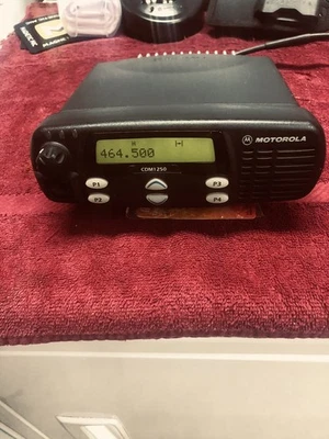 MOTOROLA CDM 1250 AAM25SKD9PW2AN UHF 450 a 512 MHz 40W. 64 Ch. 100% funcionando Foto 1 de 4