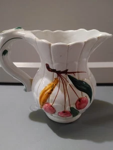 Jarra de cerámica vintage floral/bayas hecha en Italia - Imagen 1 de 4