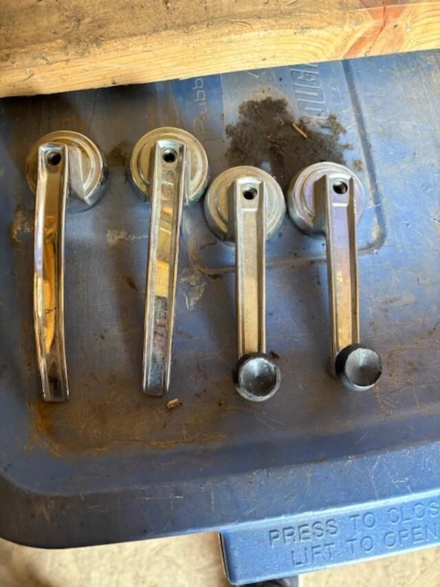 Conjunto de puxador e puxador de porta Jeepster Commando PRETO RARO 1 sem poços jeep commando - Imagem 1 de 1