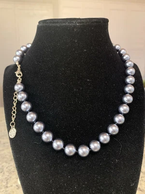 Kirks Folly perlas de imitación 8 mm gris 17" con cadena extensora de 2" tono plateado Foto 1 de 4