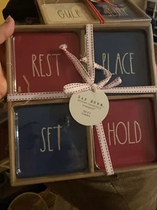 Rae Dunn 4. Juli Untersetzer Rest, Platz, Set, Halten... Neu - Bild 1 von 1