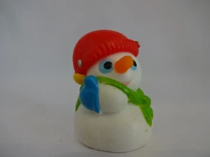Weihnachtsdeko / Schneemann mit grünem Schal und Skimütze als Hut - Bild 1 von 2