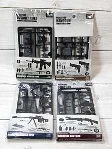 Set pistole scala 1:12 pistola, fucile d'assalto, fucile da cecchino figura in plastica - Foto 1 di 9