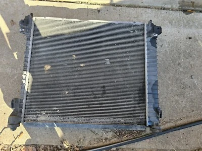 Cadillac SRX 2010-2016 radiador de refrigeración por agua motor 3,0 L V6 usado fabricante de equipos originales Foto 1 de 4