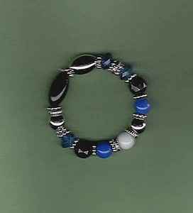 JOLI BRACELET FANTAISIE AVEC PERLES DE DIFFERENTES COULEURS NEUF - Picture 1 of 1
