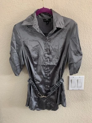 Camisa Iz Byer Gris Abotonada con Cinturón Talla M Foto 1 de 4